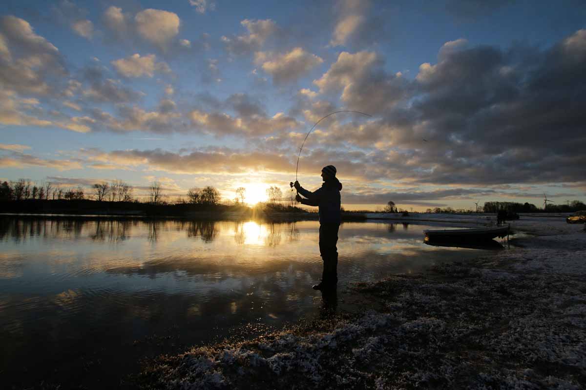 Schwere Spoons lassen sich sehr weit werfen und fallen unter Wasser enorm auf. Das macht sie zu guten Suchködern für größere Gewässer. Foto: F. Pippardt