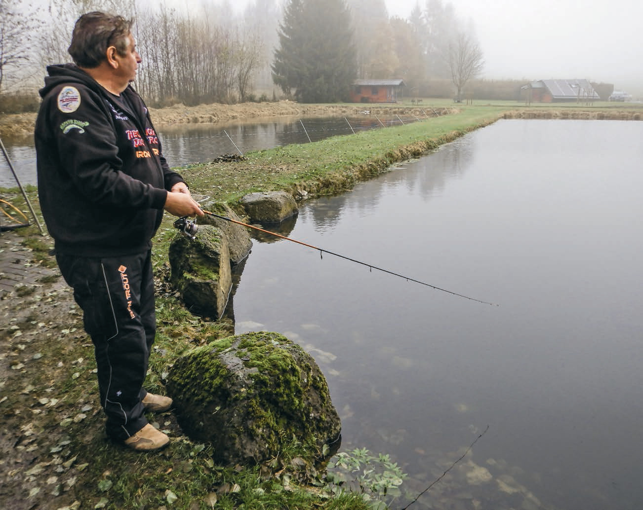  Still ruht der See. Wenn gar nichts beißt, muss auch ein alter Hase wie Andy Weyel zu Zusatzreizen greifen und seinen schwarzen „Duckfoot“-Gummiköder mit Farbe und Duft verstärken. Foto: F. Schlichting