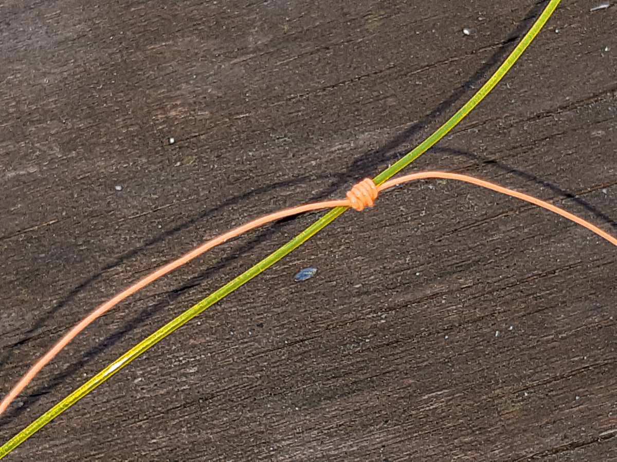 Der fertige Stopperknoten. Wie fest er auf der Schnur hält, bestimmt man durch die Stärke mit der man ihn zuzieht. Die überstehenden Enden werden abgeschnitten.