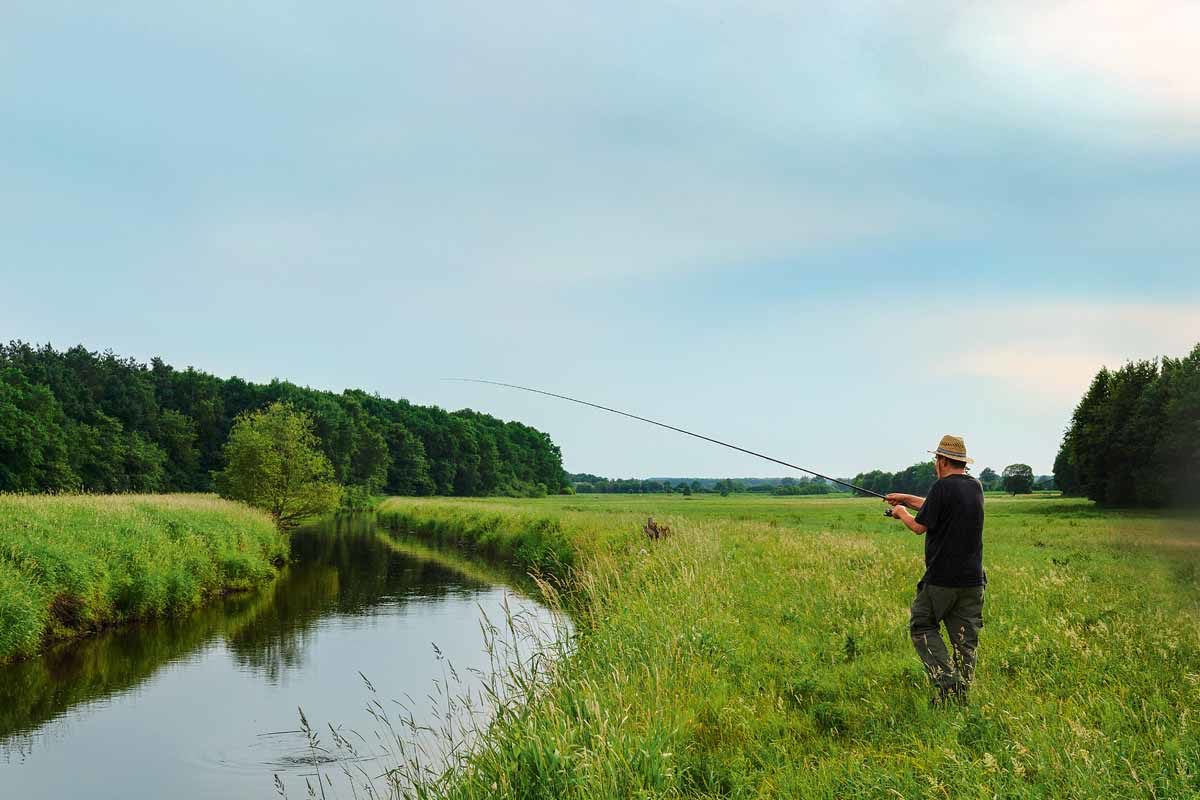 Wiesenbach, Matchrute und ein guter Fisch beim Trotten – viel besser könnte André diesen Sommertag kaum verbringen.