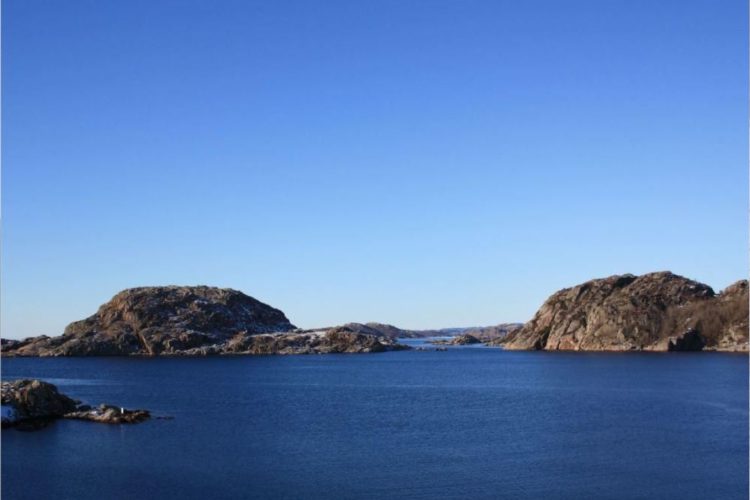 Die Küste Norwegens ist mit vielen steilen Felsen versehen. Dadurch sind Buchten und Fjorde auch bei windigem Wetter häufig sehr windgeschützt.