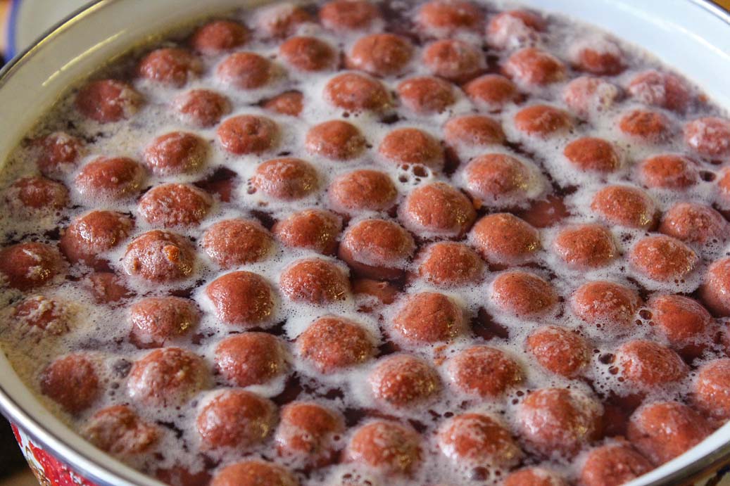 Für das Angeln mit Boilies haben Sie neben dem Kauf von Fertigboilies auch die Möglichkeit, diese selbst herzustellen. Diese können Sie kochen, allerdings entzieht dies dem Köder Nährstoffe, weswegen sich das Dämpfen besser eignet.