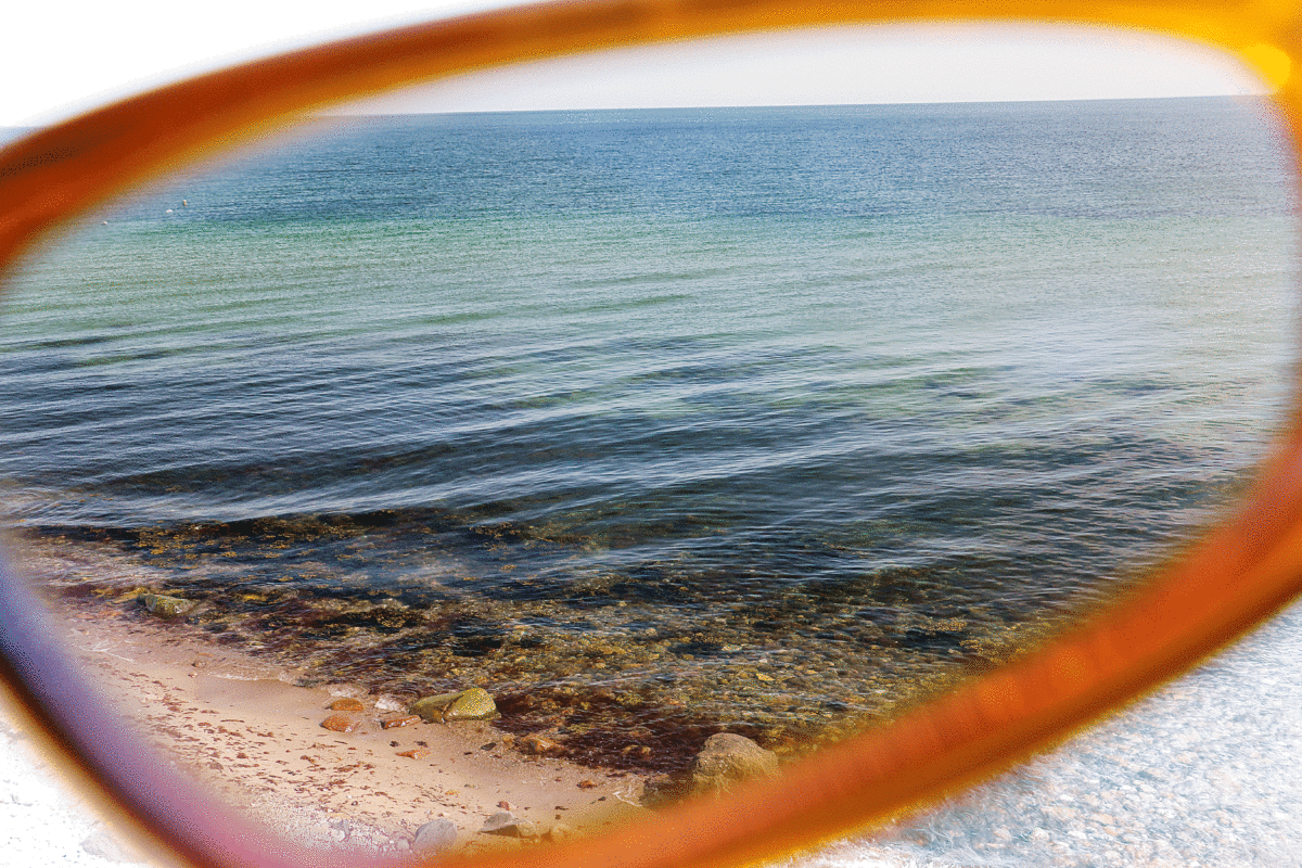 Eine Polarisationsbrille erlaubt den Blick ins Wasser. Außerdem erkennt man springende Hornhechte besser.