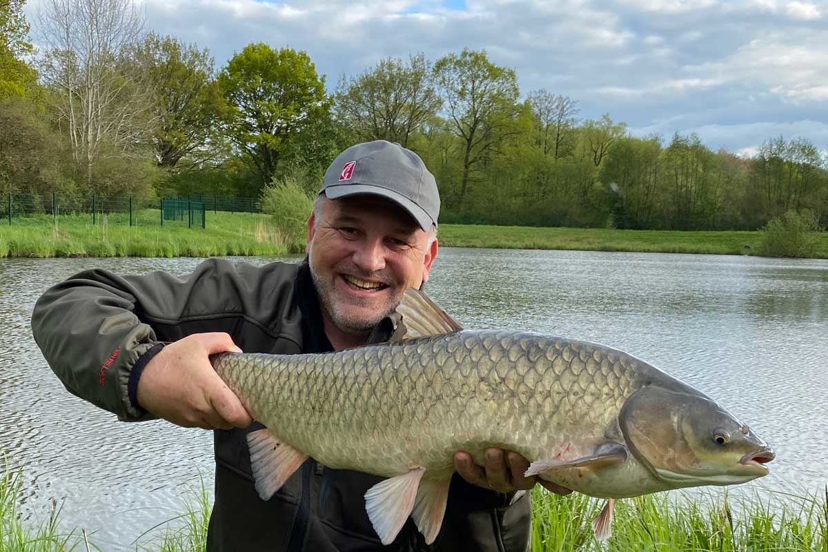 Wer hätte gedacht, dass in einem nur 100 mal 30 Meter großen Regenrückhaltebecken solche Fische leben? Der Lachs-Griff ist übrigens Absicht – „Graser sind veganer Lachs-Ersatz!“ Foto: K. Werner