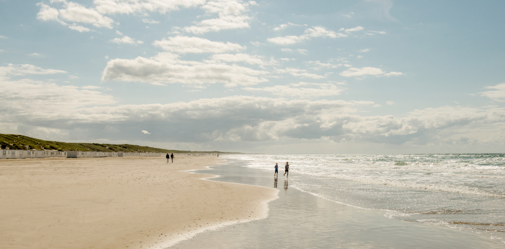 Die dänische Natur mit ihren weiten Nord- und Ostseestränden bietet mehr als genug Platz, um den momentan gebotenen Abstand einzuhalten.