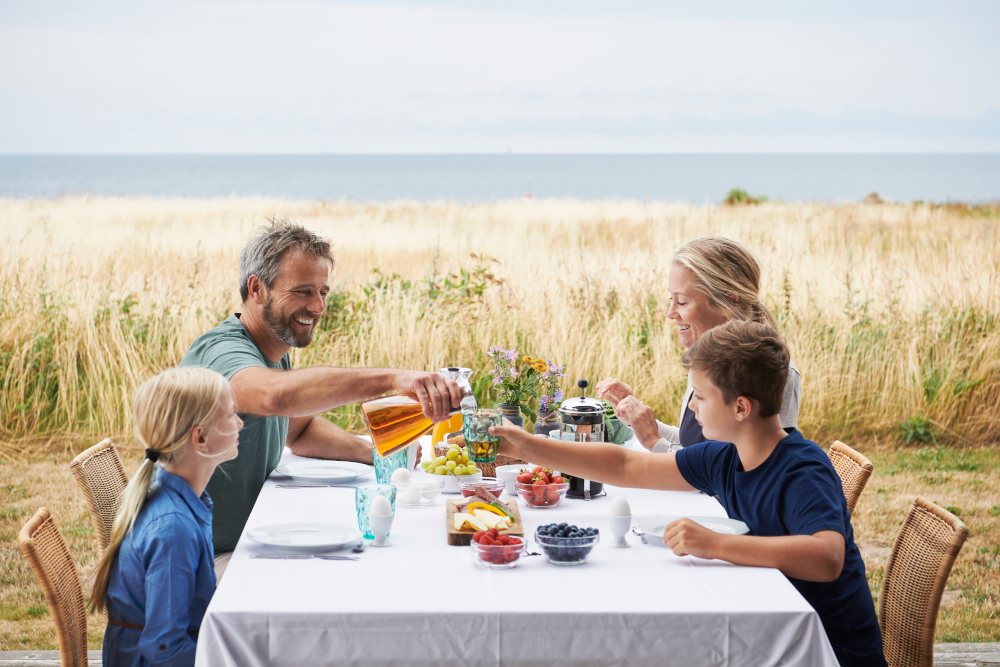 Beim Frühstück mit der Familie die wunderschöne Küste Dänemarks zu genießen ist Entspannung pur.