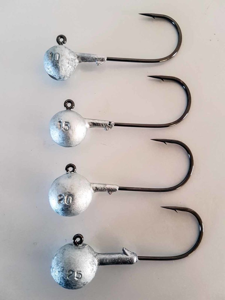 Ohne Haken taugt der beste Gummi nicht! Man setzt am besten nadelscharfe Qualitätshaken ein, die entweder mit einer Kugel aus Blei, oder besser noch, aus bleifreiem Material vergossen werden. Wichtig: Das Gewicht des Bleikopfes muss beim Zanderangeln mit dem Gummifisch den Bedingungen angepasst werden!