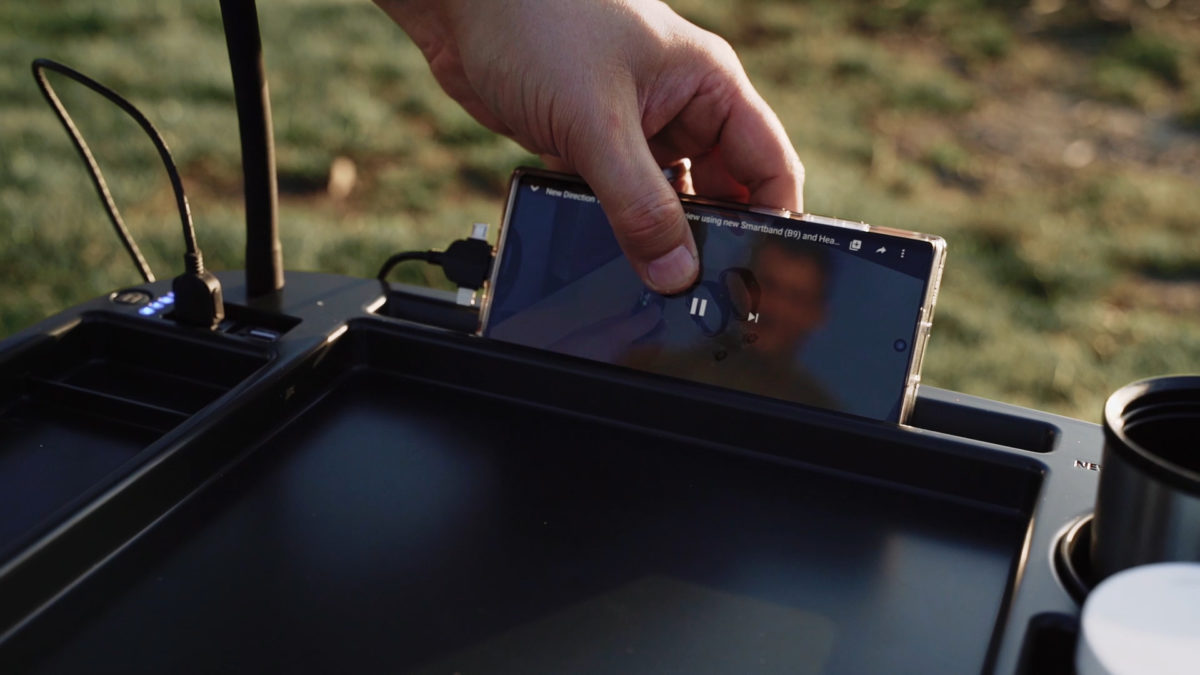 Tablet fixiert, Angelfilm läuft. Damit der Saft nicht ausgeht, könnt ihr noch eine passende Powerbank dazukaufen – mit satten 23.400 mAh hat die ganz schön Saft. Foto: New Direction Tackle