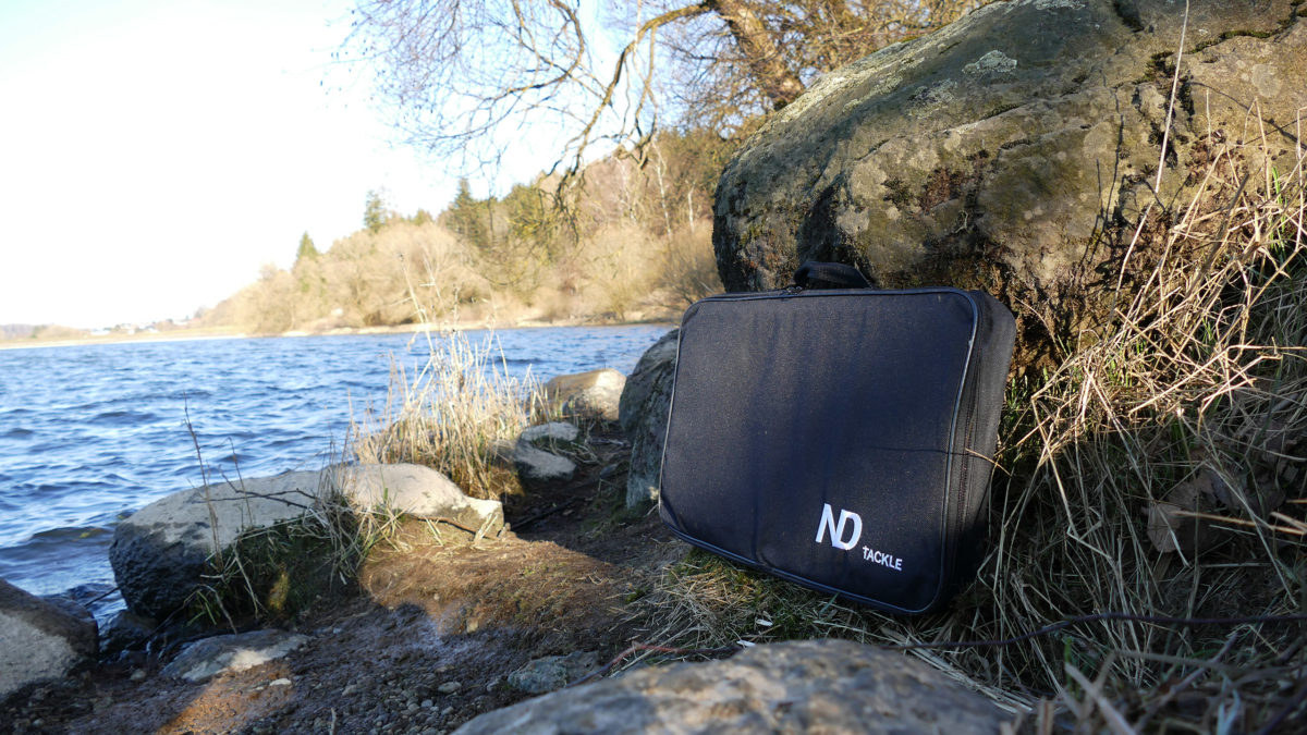Der Bivvy Table kommt mit einer stabilen, hochwertigen Tasche, damit ihr ihn problemlos transportieren könnt. Foto: New Direction Tackle