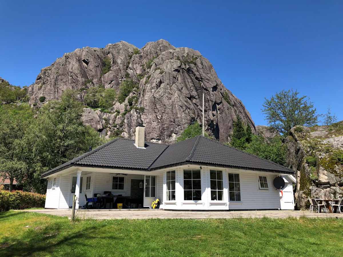 In diesem Ferienhaus von Borks verbringen Sie Ihren Angelurlaub am Flekkefjord in einer entspannten Atmosphäre mit toller Lage direkt in der Natur. Foto: Borks