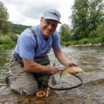 Nicht nur Theoretiker: Ralf Vosseler ist Fischer mit Herz und Seele. Am Wasser, hier am Neckar in der Nähe von Tübingen, geht der umtriebige Rollenbauer voll in der Natur auf.
