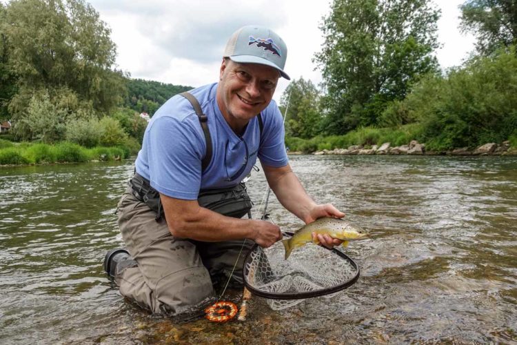 Nicht nur Theoretiker: Ralf Vosseler ist Fischer mit Herz und Seele. Am Wasser, hier am Neckar in der Nähe von Tübingen, geht der umtriebige Rollenbauer voll in der Natur auf.