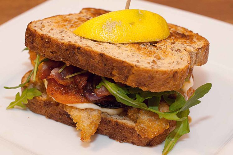 Supereinfach, superlecker: Ein Club Sandwich mit Fisch ist in wenigen Schritten zubereitet. Foto: A. Jagiello