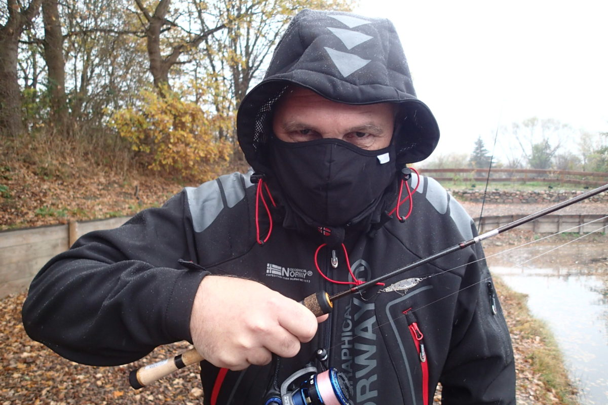 Der tut nichts, der will nur … angeln! Das Angeln im zweiten Lockdown ist an Forellenseen unter Auflagen möglich, so muss beispielsweise eine Maske auf dem Weg ans Wasser getragen werden.