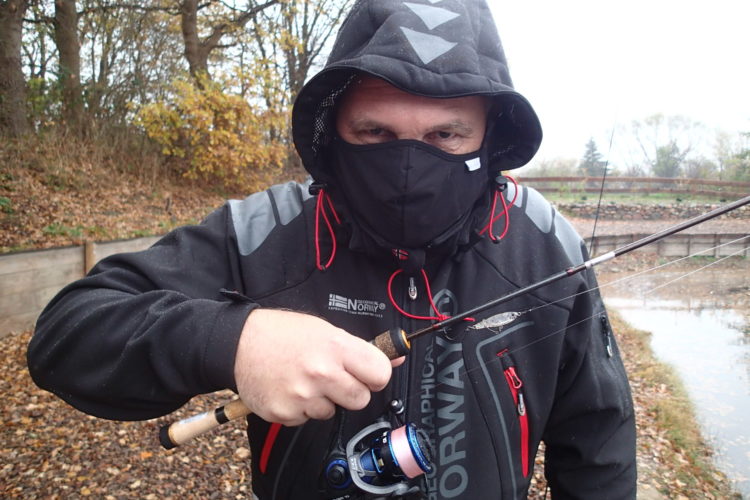 Der tut nichts, der will nur … angeln! Das Angeln im zweiten Lockdown ist an Forellenseen unter Auflagen möglich, so muss beispielsweise eine Maske auf dem Weg ans Wasser getragen werden.