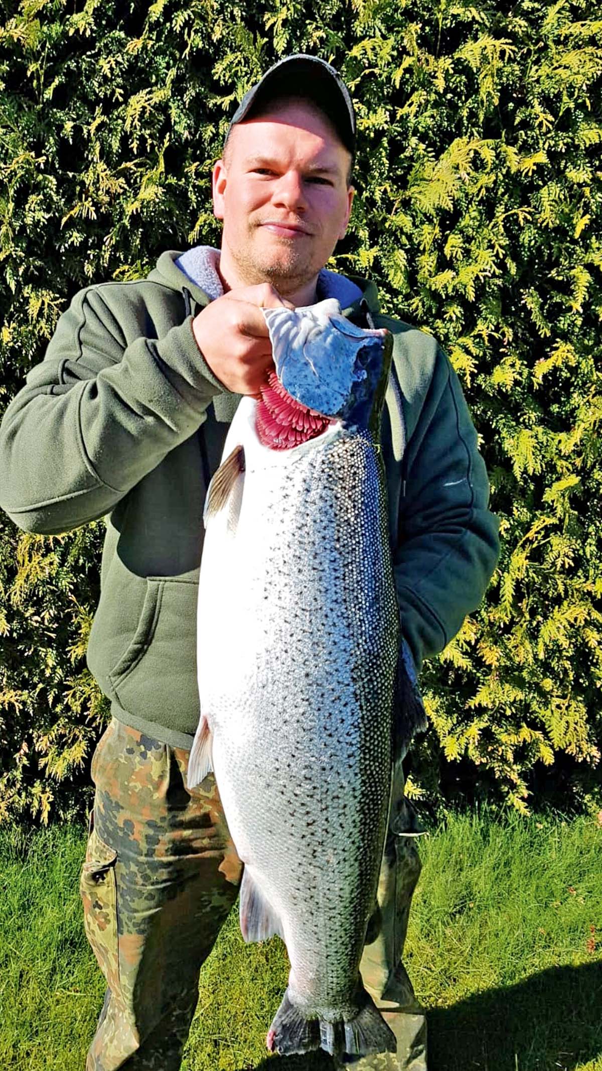 In der Geltinger Bucht gelang Matthias Störck der Fang einer 84 Zentimeter langen Meerforelle. Der 18 Pfund schwere Fisch biss bei Sonnenschein und knackigem Nordost-Wind auf einen Blinker. 