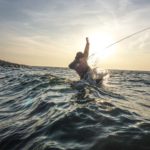 Vor allem zwei Faktoren, die fangentscheident sein können, werden vom Wind beim Meerforellenangeln maßgeblich beeinflusst. Und zwar hat der Wind Auswirkung auf die Verteilung der Wassertemperatur und das Nahrungsangebot. Zwei Faktoren, die wiederum bestimmen wo sich Meerforellen aufhalten.