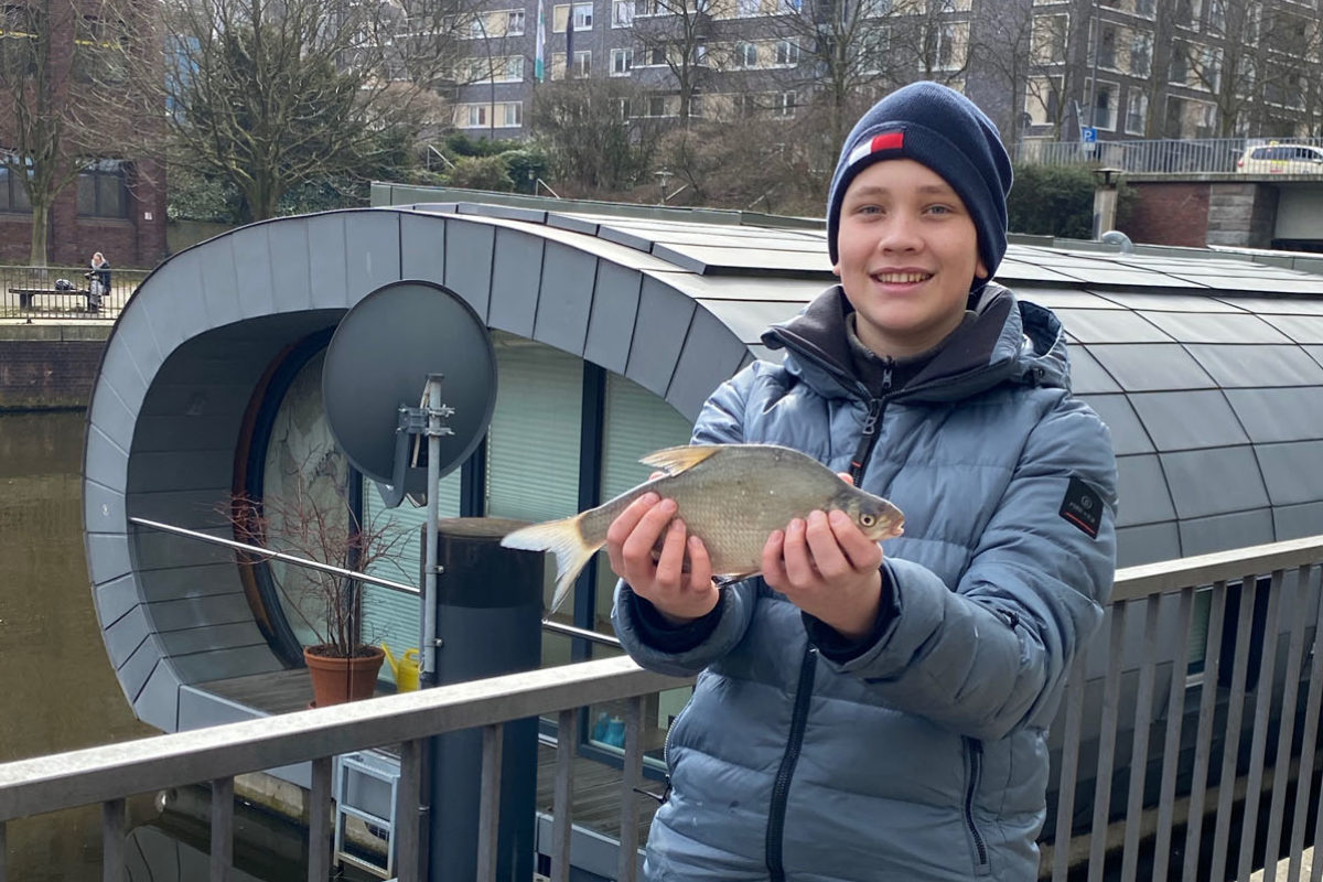 Für Ben Rupsch ging es als Praktikant beim Blinker natürlich auch ans Wasser. Zwar fing er nicht seinen Zielfisch, doch auch über einen Brassen (oder eine Zope?) ist Fangfreude angesagt! Foto: C. Grube