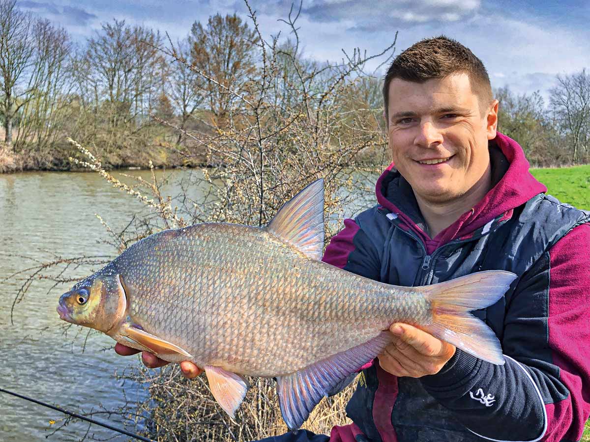 Jens Koschnick, Weltmeister im Feederangeln, zeigt, wie es geht. Kleiner Tipp: Direkt vor und nach der Laichzeit sind die Fische echt „griffig“. Nur beim Laichen sollte man sie nicht stören – dann fressen sie aber sowieso wenig. Foto: R. Schwarzer