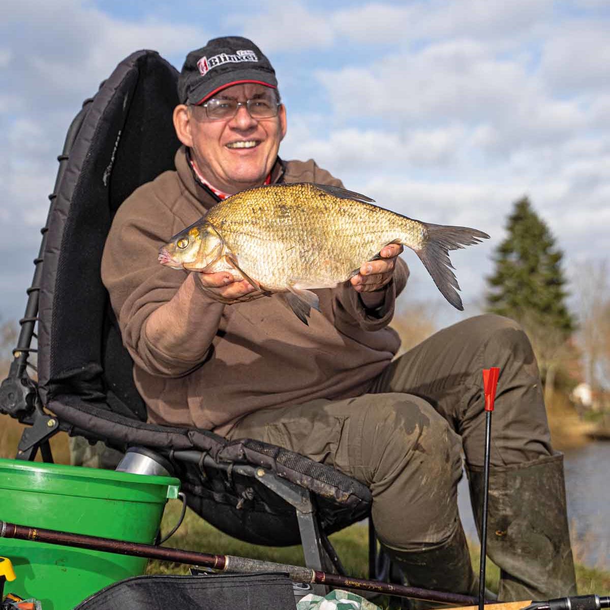 Redakteur André Pawlitzki mit einem schönen Feeder-Brassen, der am leichten Gerät wirklich Alarm machte. Fängt man einen Brassen, sollte man die Stelle sofort wieder anwerfen! Foto: F. Pippardt