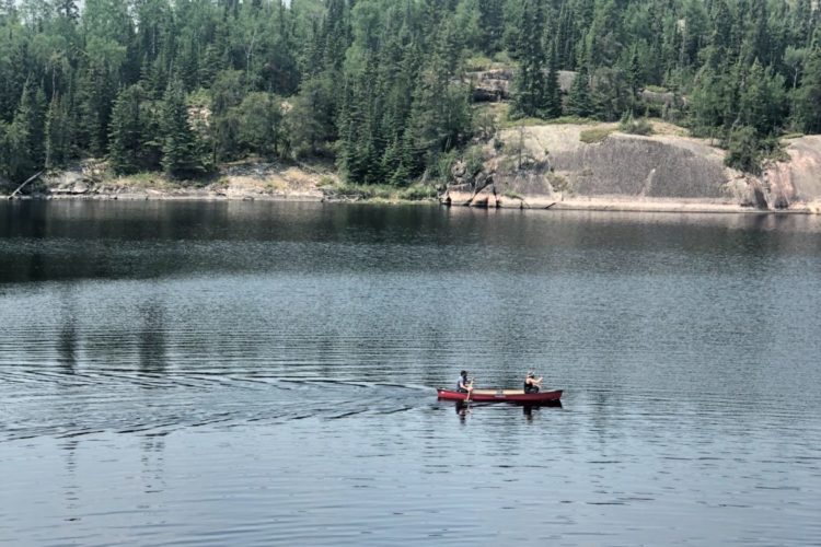 Zwei Angler auf einem Kanu in einem Naturpark in Manitoba.