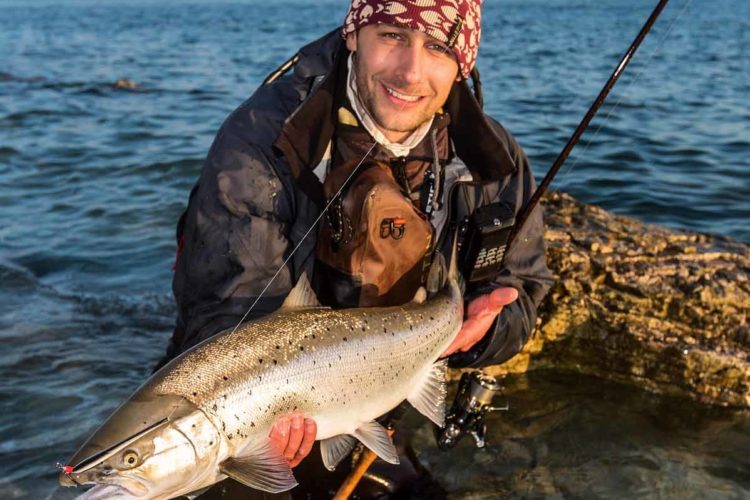 Der Traum jedes Küstenanglers: Einmal einen Blankfisch wie diesen fangen, in dessen Maul selbst ein Durchlaufblinker von 30 Gramm klein wirkt. Foto: A. Aggerlund / Westin Fishing