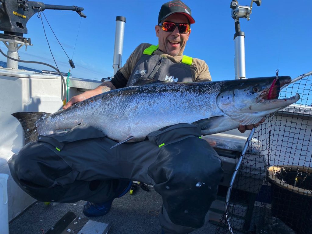 Organisator David da Silva mit einem ca. 15-16 Kilogramm schweren Wildlachs, gefangen auf dem gleichen Köder, dem Rhino Freddi Flutter in der Farbe Pink Flush. Foto: Rhino Fishing