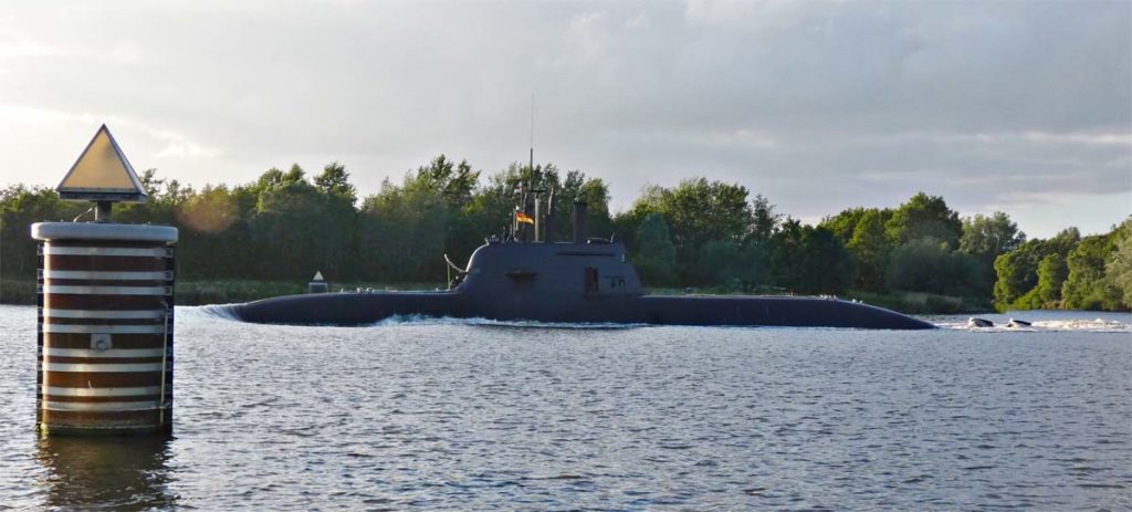 Bis zu 40.000 Schiffe fahren jährlich durch den Kanal. U-Boote sind aber eher selten zu sehen. Vor allem, wenn wie bei diesem Boot kurz zuvor, im Fernsehen ein Bericht über dessen Auslaufen lief.