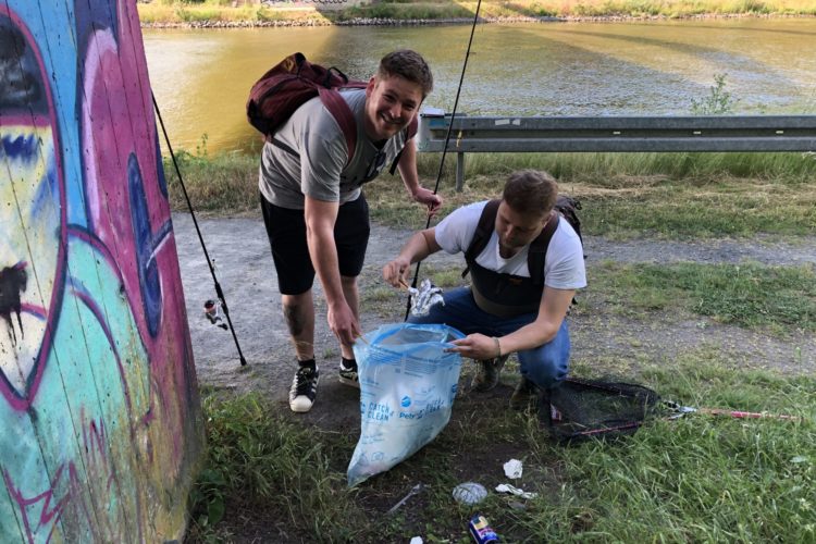 Niclas Benna und Kai Behme (li) aus dem Kreis Gifhorn finden, dass nach dem Angeln nicht nur fette Fische, sondern auch pralle Müllbeutel – mit in der Natur gesammeltem Abfall – einen Instagram Like wert sind. Der Catch & Clean Day findet am 17.07 statt.