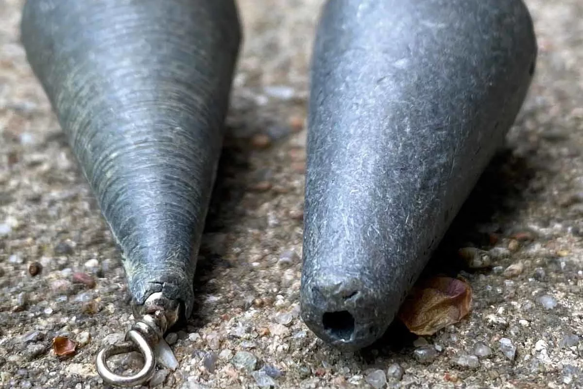 Ausrüstung zum Grundangeln mit Laufblei. Beide Bleie haben die gleiche Form, aber völlig unterschiedliche Systeme. Links ein Tropfenblei mit Öhr, rechts ein Tropfenblei mit Innenführung. Foto: F. Schlichting