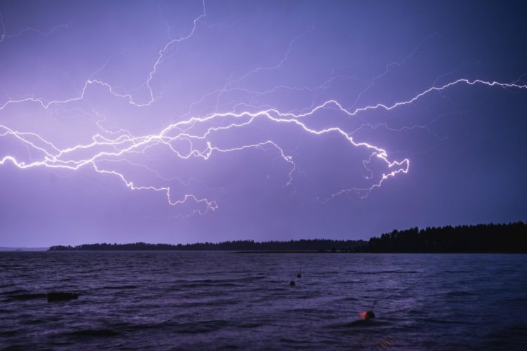 Bei so einem Wetter bleibt man für gewöhnlich zu Hause. Ein Angler aus Bayern ging trotzdem los, um einen Wels bei Gewitter zu fangen. (Symbolbild) Foto: Niilo Isotalo / Unsplash