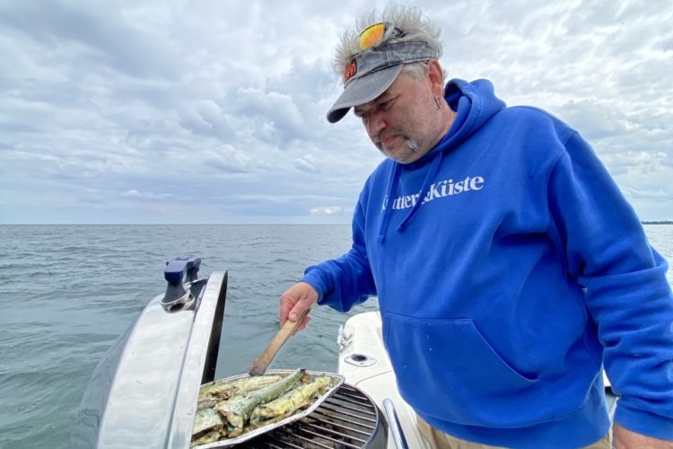 Mit Rute, Rolle, Fisch und Grill an Bord auf der Ostsee: Erlebnis Meeresangeln vor der Haustür. Foto: J. Bock