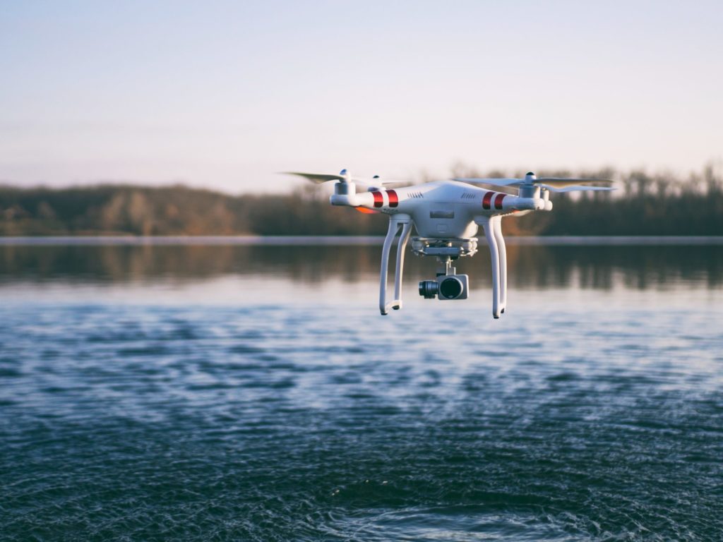 Eine Drohne fliegt nah an der Wasseroberfläche.