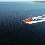Ein Boot der Küstenwache fährt über das Wasser.