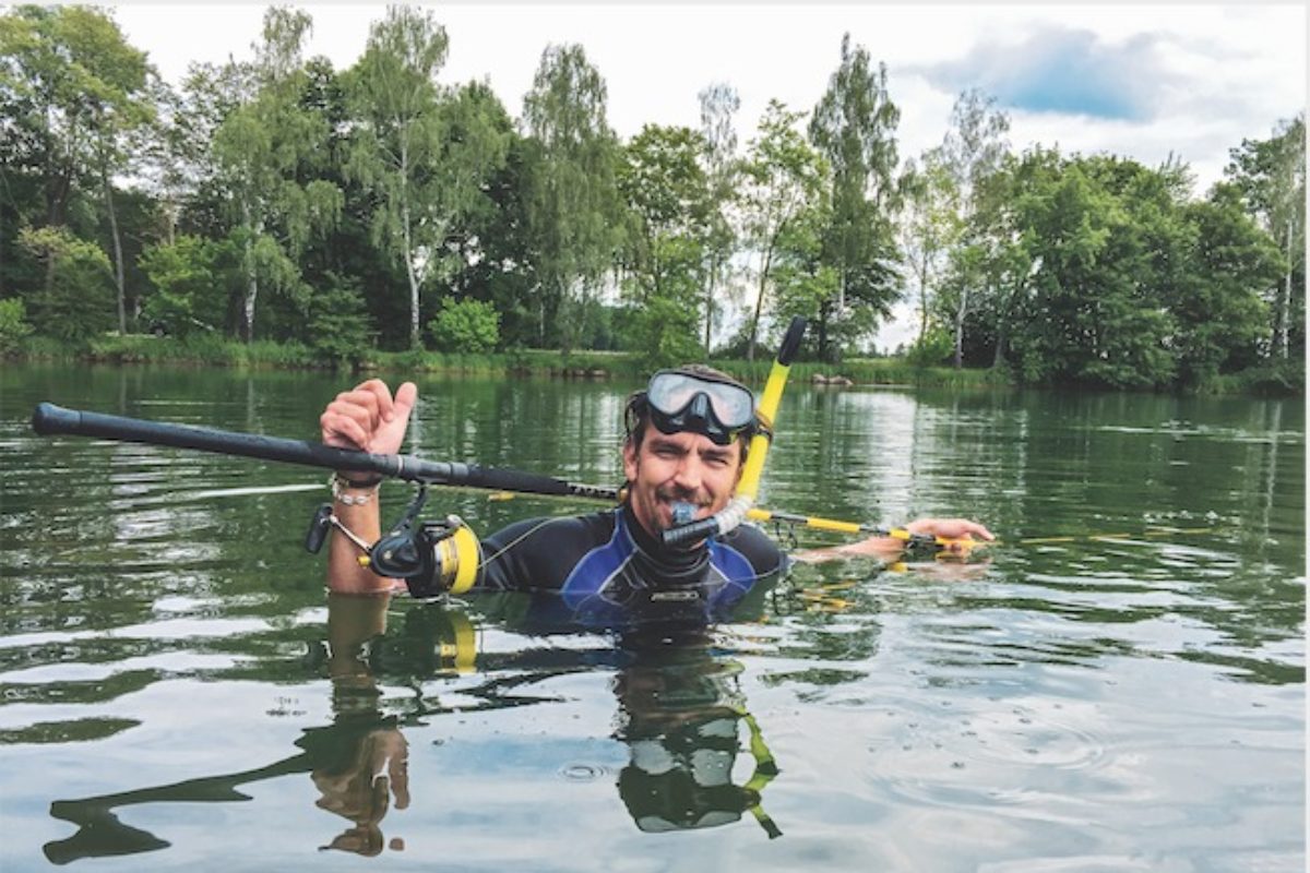 Stefan Seuß mit Angelgear und Taucherausrüstung im Wasser