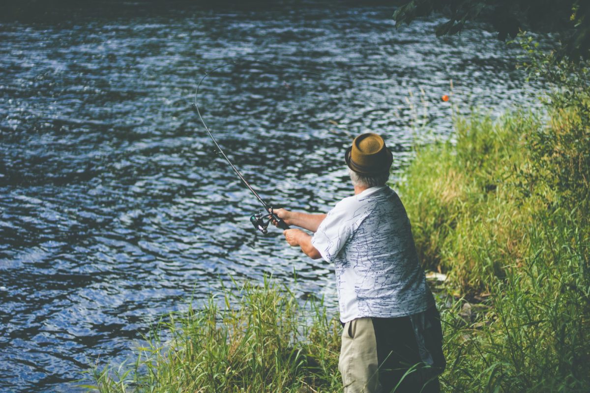 Angler am River Feale in Irland. (Symbolbild) Die Behörden im Land nutzen Drohnen, um Schwarzangler zu finden. Foto: Corey Hearne / Unsplash