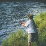 Angler am River Feale in Irland. (Symbolbild) Die Behörden im Land nutzen Drohnen, um Schwarzangler zu finden. Foto: Corey Hearne / Unsplash