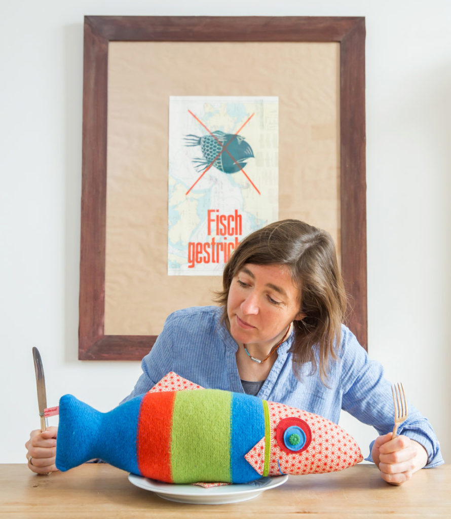 Eva Pradel liebt Fische – sowohl im Wasser als auch auf dem Teller. Die Idee, was aus den alten Pullovern werden sollte, lag also nah. Foto: Isabela Pacini