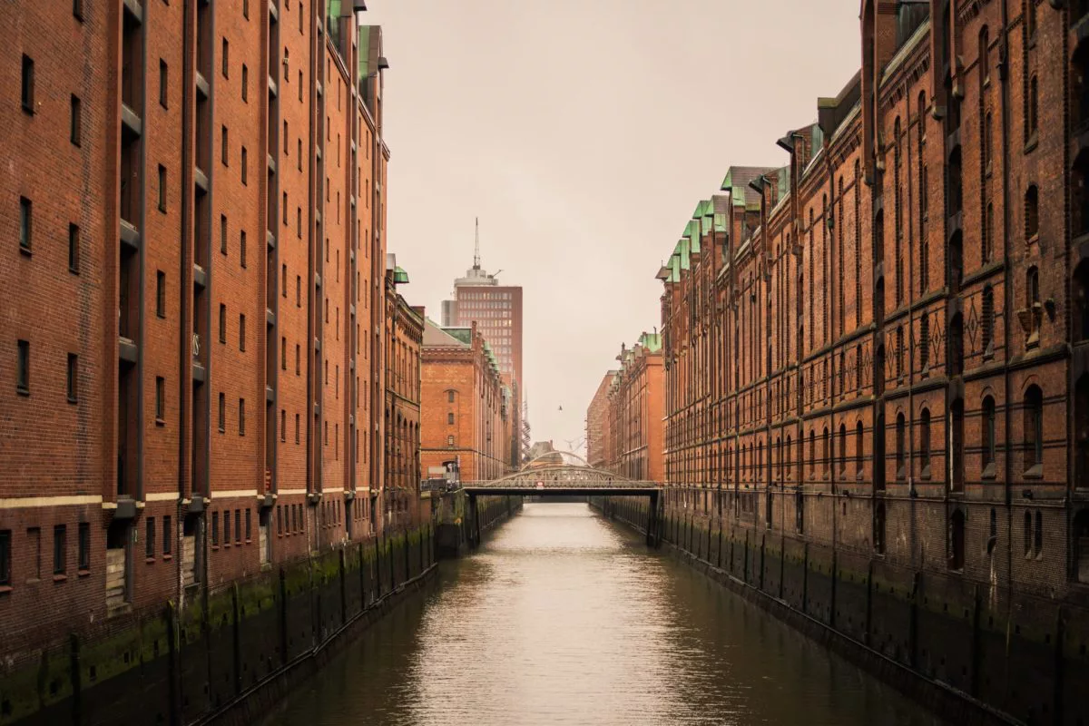 Unter anderem zieht es die Redaktion beim Angeln am Wochenende diesmal in die Hamburger Speicherstadt. Foto: Jonas / Unsplash