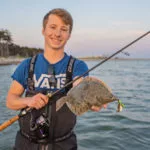Florians letzte Platte aus Dänemark (keine Scholle, Flunder!), das war vor einem Jahr im Juli. Diesmal geht’s zum Angeln am Wochenende nach Langeland, nicht vom Ufer, sondern mit dem dicken Aluboot. Und Sie wissen ja: Je dicker das Boot, desto mehr Fisch … :-) Foto: F. Pippardt