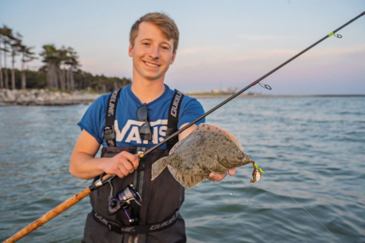 Florians letzte Platte aus Dänemark (keine Scholle, Flunder!), das war vor einem Jahr im Juli. Diesmal geht’s zum Angeln am Wochenende nach Langeland, nicht vom Ufer, sondern mit dem dicken Aluboot. Und Sie wissen ja: Je dicker das Boot, desto mehr Fisch … :-) Foto: F. Pippardt