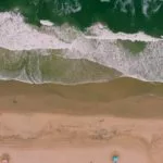 Vogelperspektive auf eine Strand und Meer.
