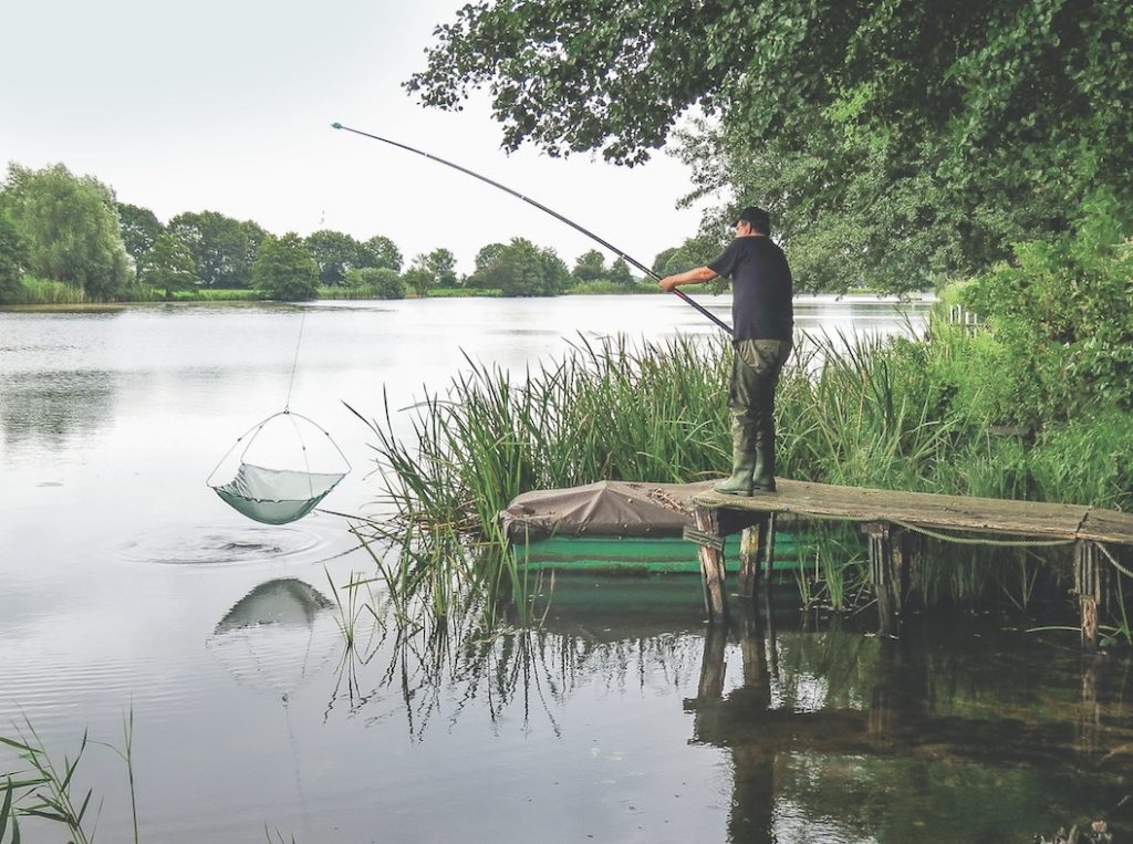 Beim Senken vom Ufer aus empfiehlt sich ein Senkstock. Foto: R. Schwarzer