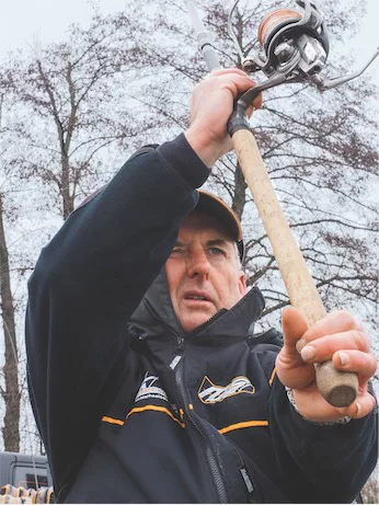 Der lange Rutengriff dient als Hebel und sollte auch genutzt werden. Die Zughand führt den Griff zum Bauch des Anglers, während die Führungshand das Ziel genau anvisiert. Foto: M. Schlögl
