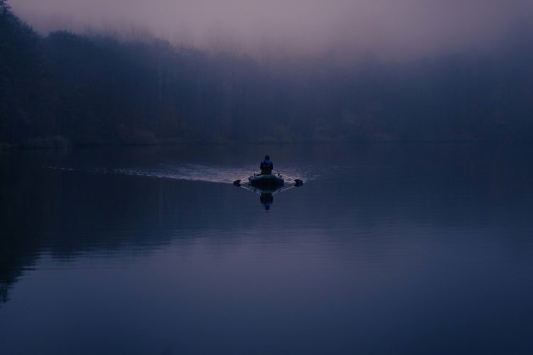 Die einzige dicke Welle an der Oberfläche entstand durch das Schlauchboot, kein Karpfen ließ sich nach oben bugsieren. Foto: Florian Pippardt