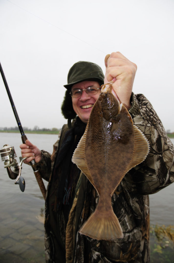 Am Wochenende fischten André Pawlitzki und Michael Werner mit leichtem Tackle auf Flunder.  Foto: Waldemar Krause