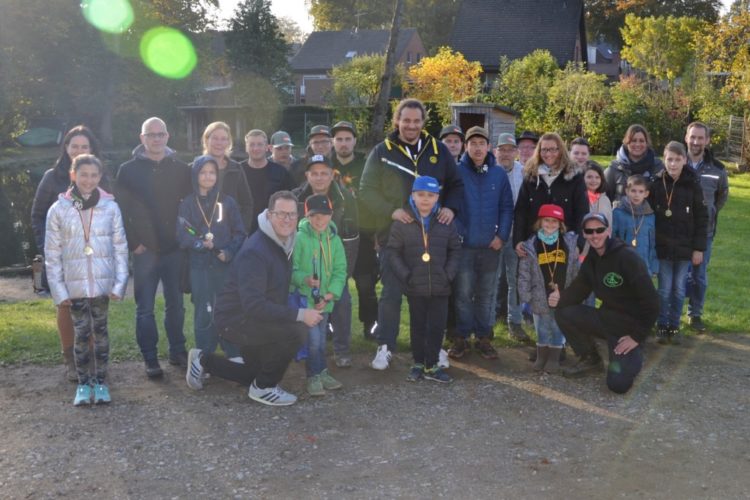 Die Mitglieder der Ruhrpott Predator Crew des Angelvereins Nienborg Dinkel veranstalteten im Oktober ein Angeln mit krebskranken Kindern. Sponsoren und Helfer machten die Aktion möglich. Foto: Ruhrpott Predator Crew