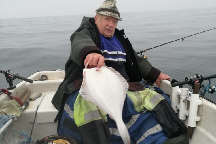 Waldemar Theise fing diese 55 Zentimeter lange Scholle aus der Ostsee. Der Fisch lieferte bis zum Ende einen starken Drill. Foto: Peter Theise