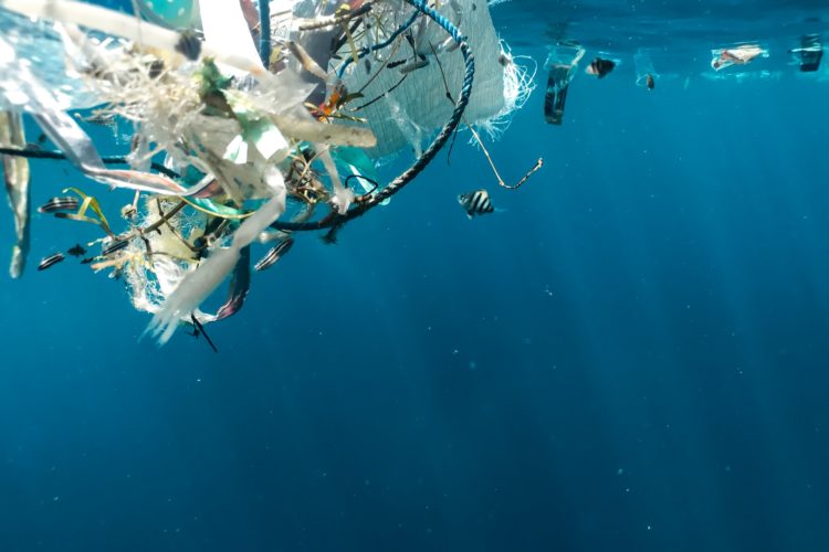 Die Ozeane sind voller Plastikmüll. Die Möglichkeit, Treibstoff aus diesem Plastik zu gewinnen, würde dabei helfen, die Verschmutzung umweltfreundlicher zu beseitigen. Foto: Naja Bertold Jensen / Unsplash