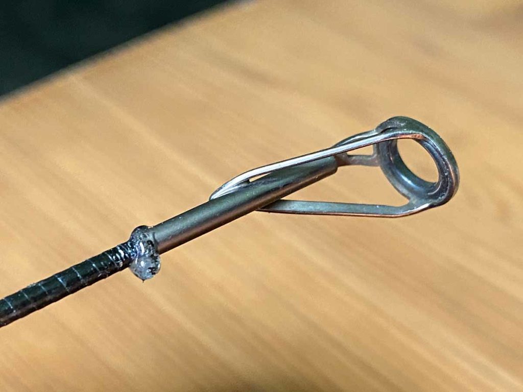 Schritt 5: Beim Aufschieben des Spitzenringes quillt etwas Heißkleber aus der Hülse. Nach ein paar Minuten ist der Kleber abgekühlt, so dass man den Wulst entfernen kann. Die Rute ist wieder einsatzbereit! Foto: F. Schlichting